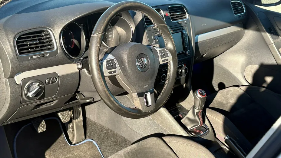 VOLKSWAGEN Golf -