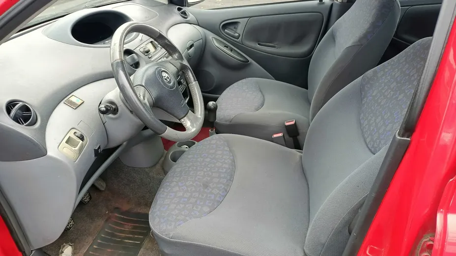 TOYOTA Yaris -