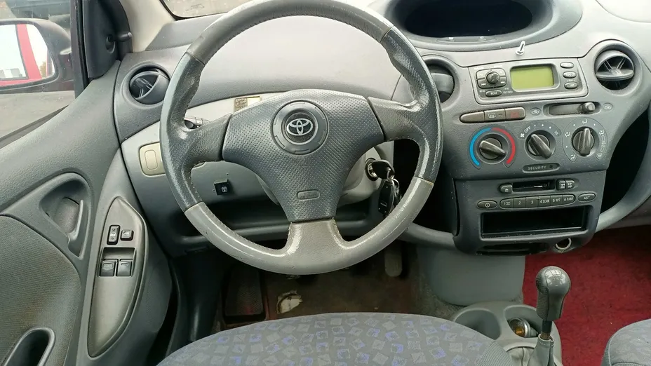 TOYOTA Yaris -