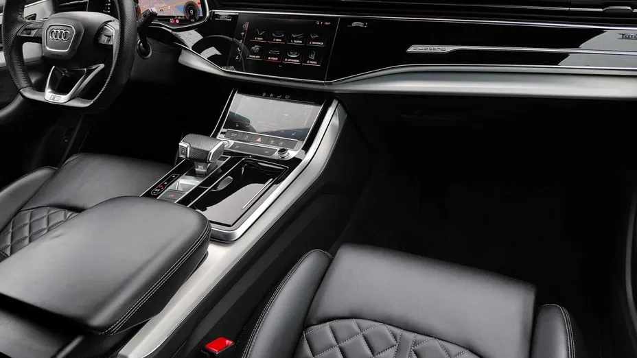 AUDI Q8 -