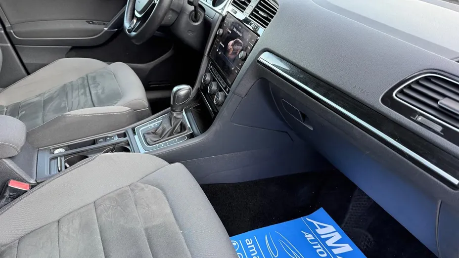 VOLKSWAGEN Golf -