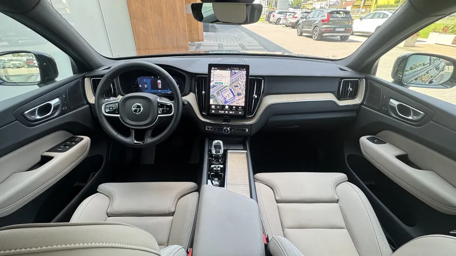 VOLVO XC60 XC60 B5 B AWD Plus Dark aut