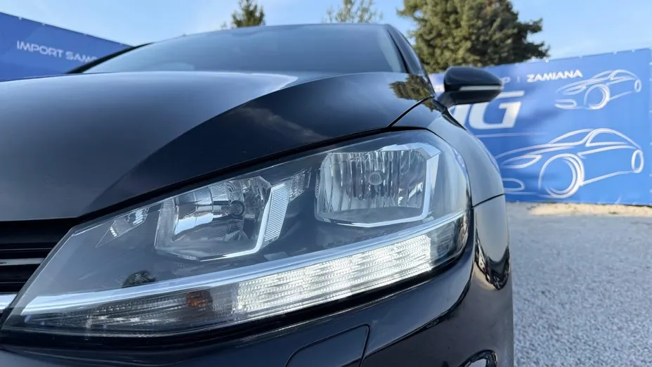VOLKSWAGEN Golf -