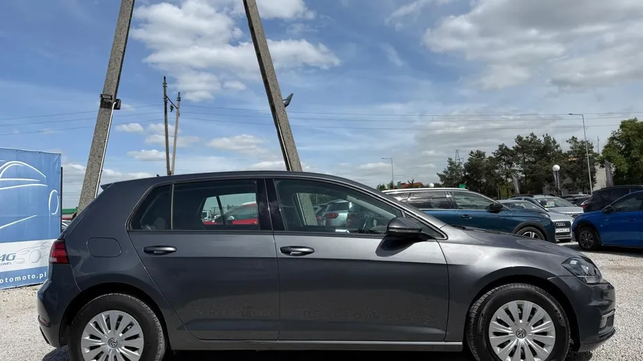 VOLKSWAGEN Golf -