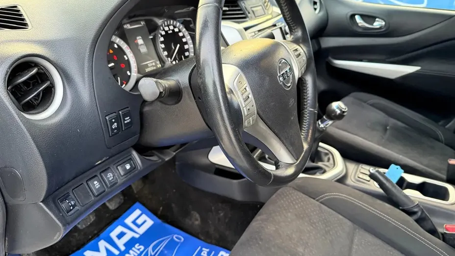 NISSAN Navara -