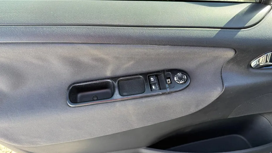 PEUGEOT 207 -