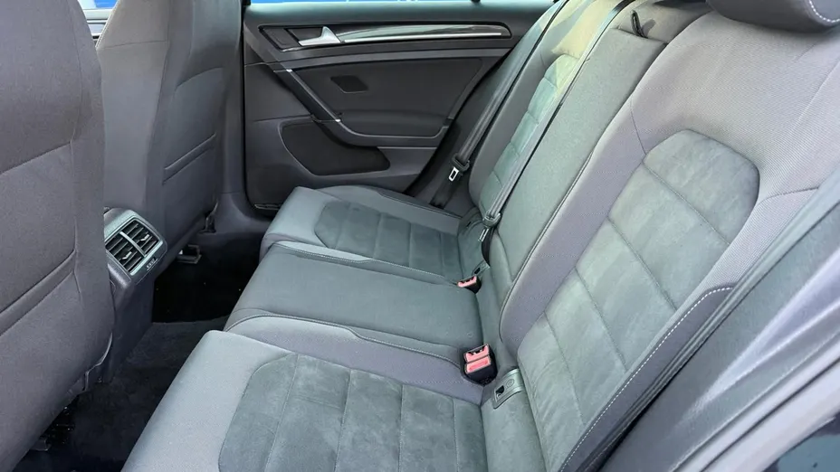VOLKSWAGEN Golf -