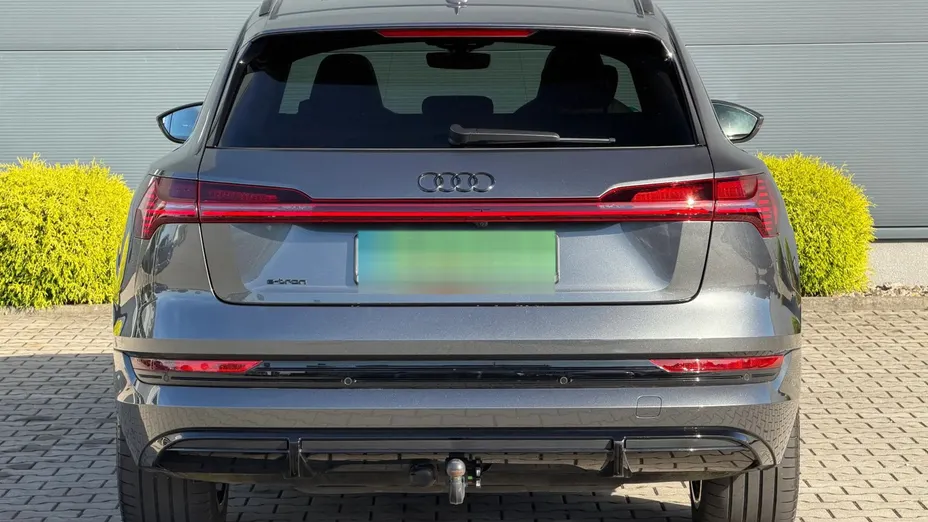 AUDI e-tron -