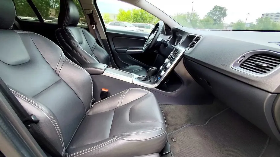 VOLVO V60 -