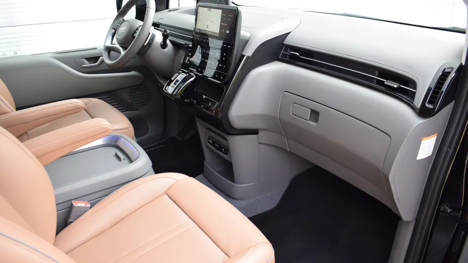 HYUNDAI Staria Staria 1.6 T-GDI HEV Luxury aut