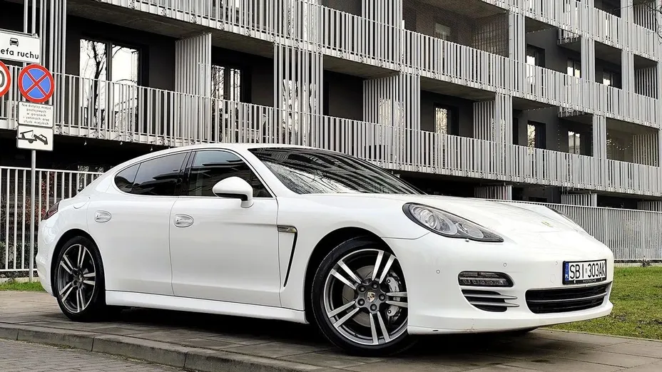 PORSCHE Panamera -
