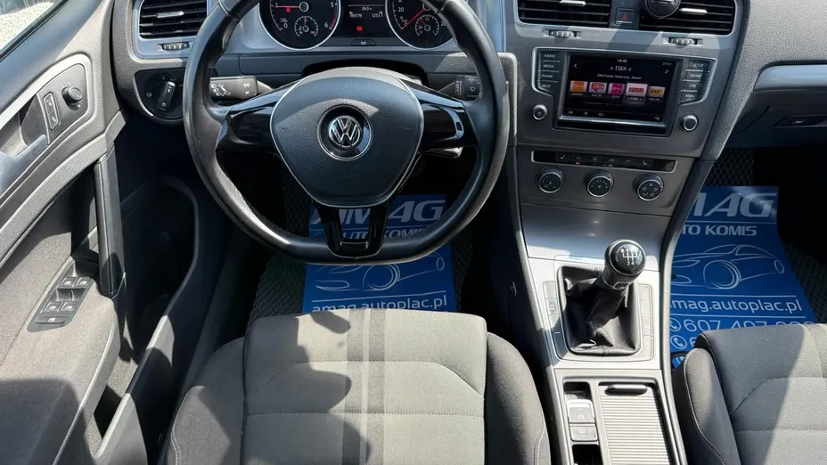 VOLKSWAGEN Golf -
