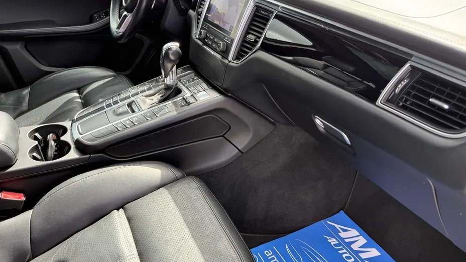 PORSCHE Macan -