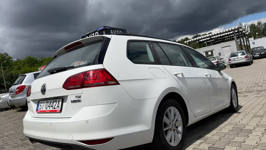 VOLKSWAGEN Golf -