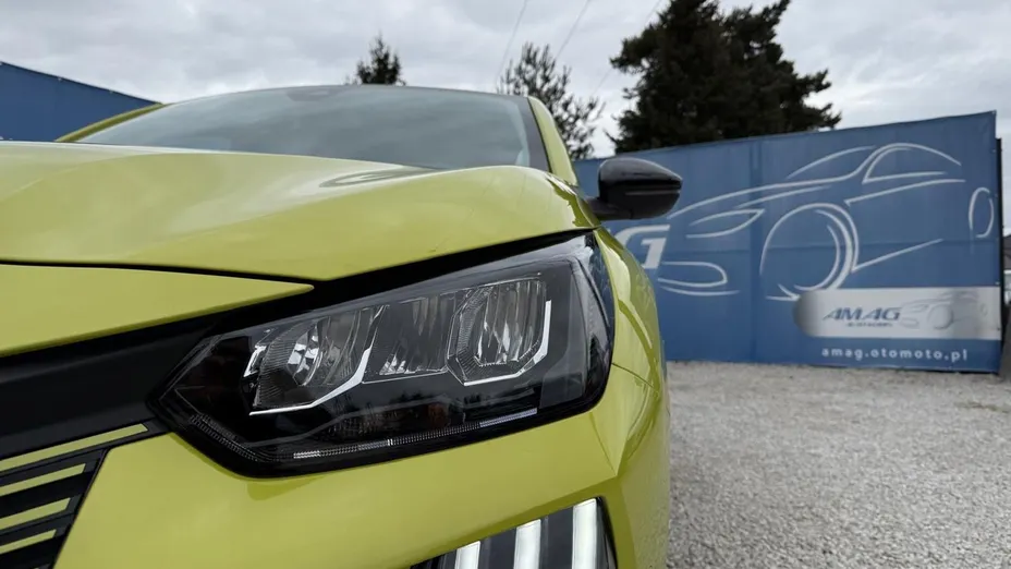 PEUGEOT 208 -