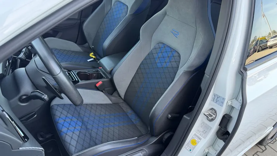 VOLKSWAGEN Golf -