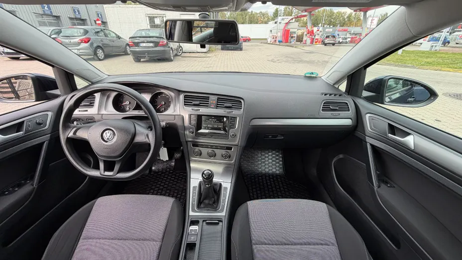 VOLKSWAGEN Golf -
