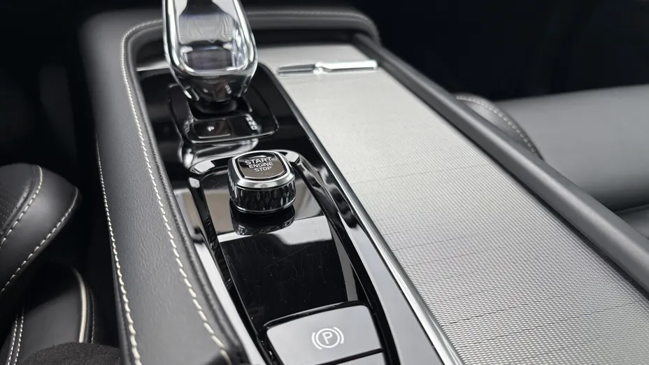 VOLVO XC90 XC90 T8 AWD Plug-In Hybrid Ultra Dark 7os aut