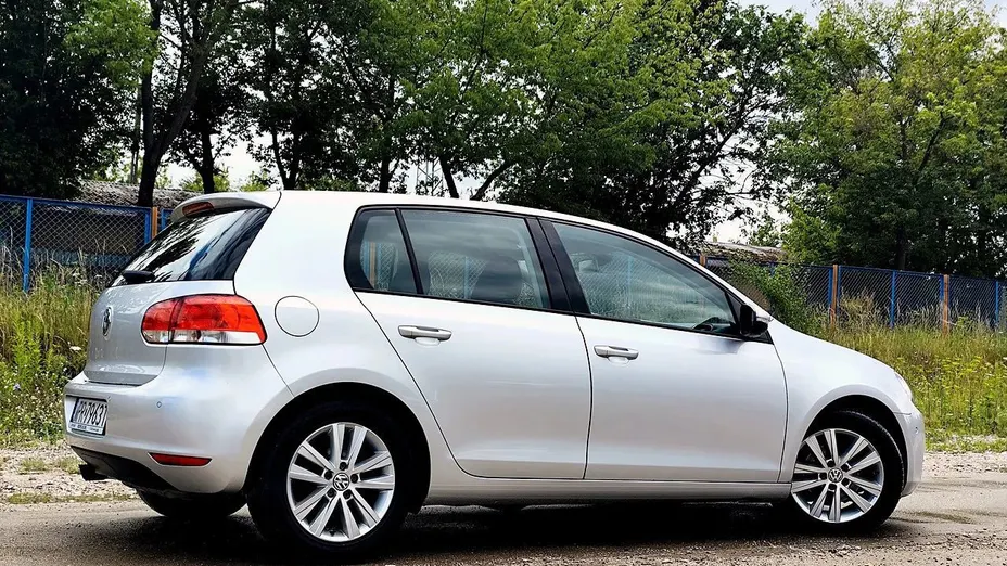 VOLKSWAGEN Golf -