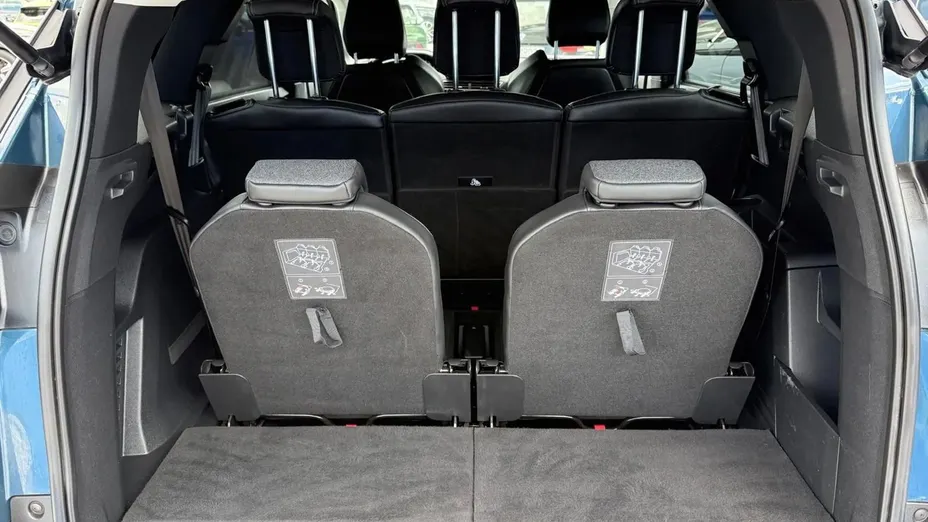 PEUGEOT 5008 -