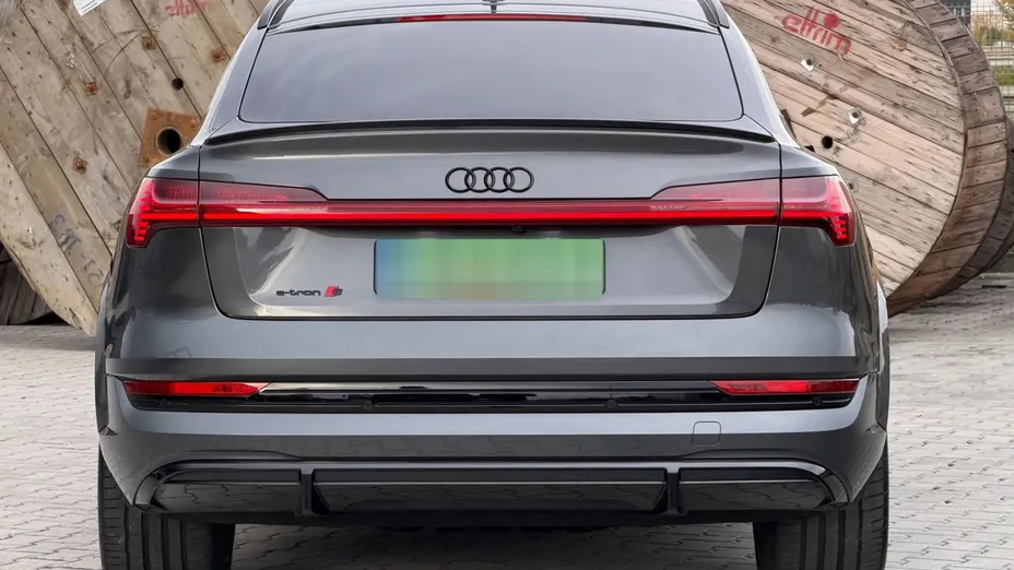 AUDI e-tron -