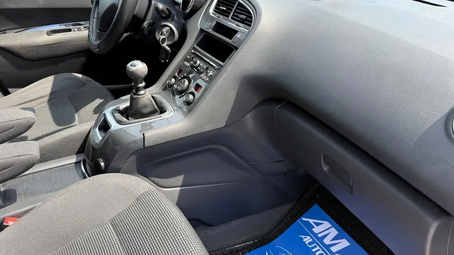 PEUGEOT 5008 -
