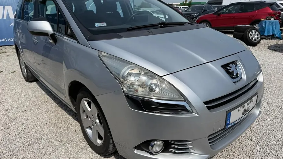 PEUGEOT 5008 -