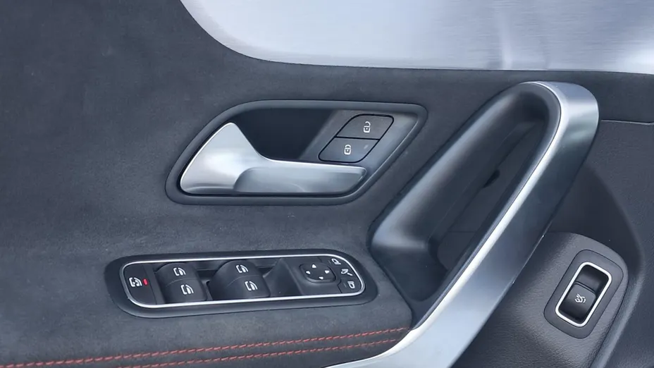 MERCEDES-BENZ CLA CLA 200 AMG Line 7G-DCT