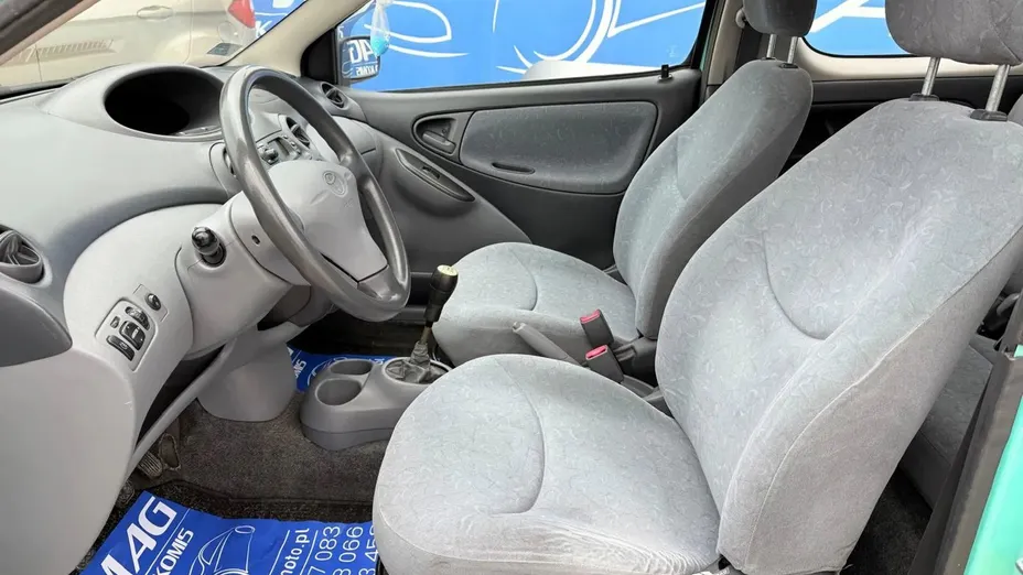 TOYOTA Yaris -