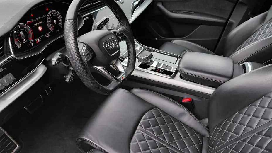 AUDI Q8 -