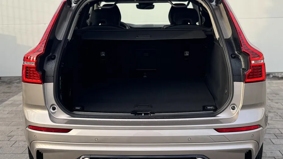 VOLVO XC60 XC60 T6 Plug-In Hybrid AWD Ultra Dark aut