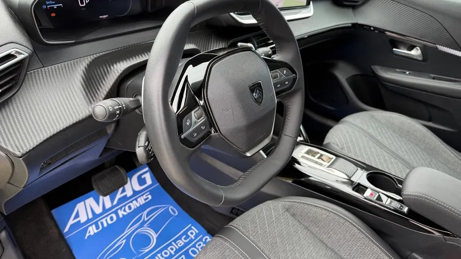 PEUGEOT 208 -