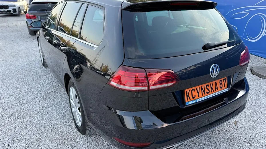 VOLKSWAGEN Golf -