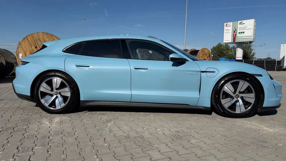 PORSCHE Taycan -