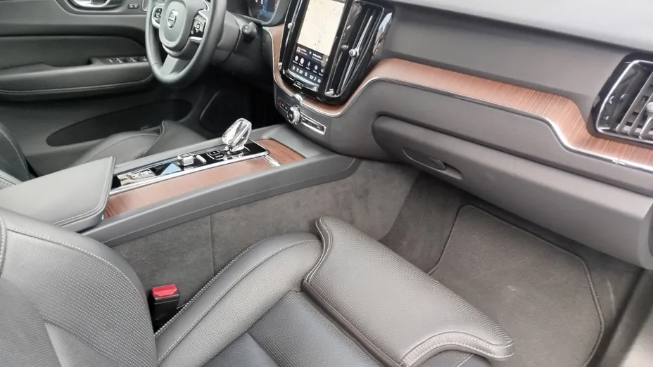 VOLVO XC60 XC60 B4 D Plus Dark aut