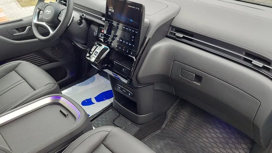 HYUNDAI Staria Staria 1.6 T-GDI HEV Luxury aut Nowy