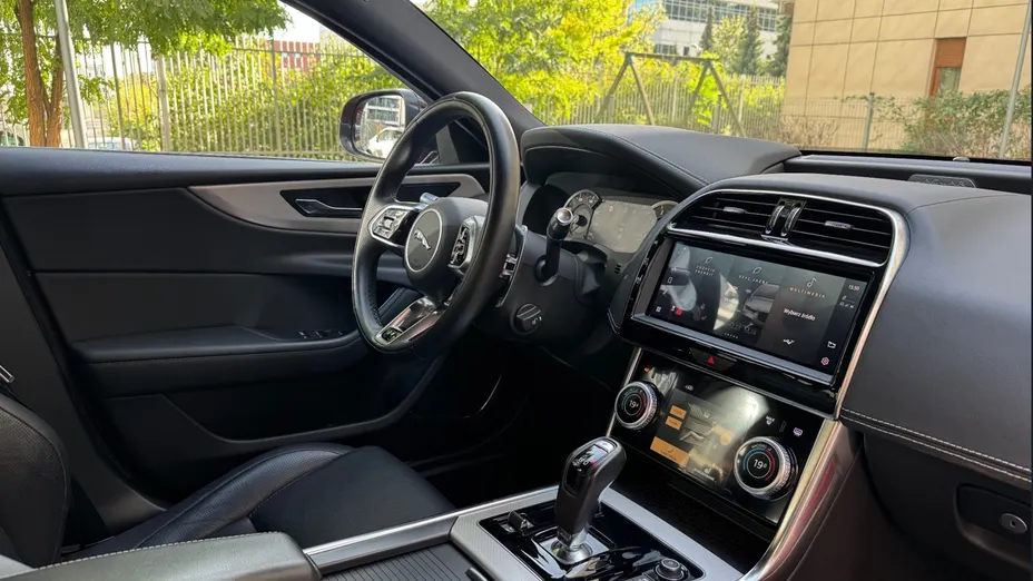 JAGUAR XE XE 2.0 P250 R-Dynamic SE aut