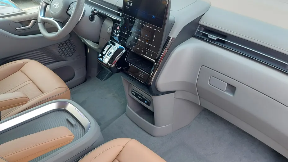 HYUNDAI Staria Staria 1.6 T-GDI HEV Luxury aut Nowy