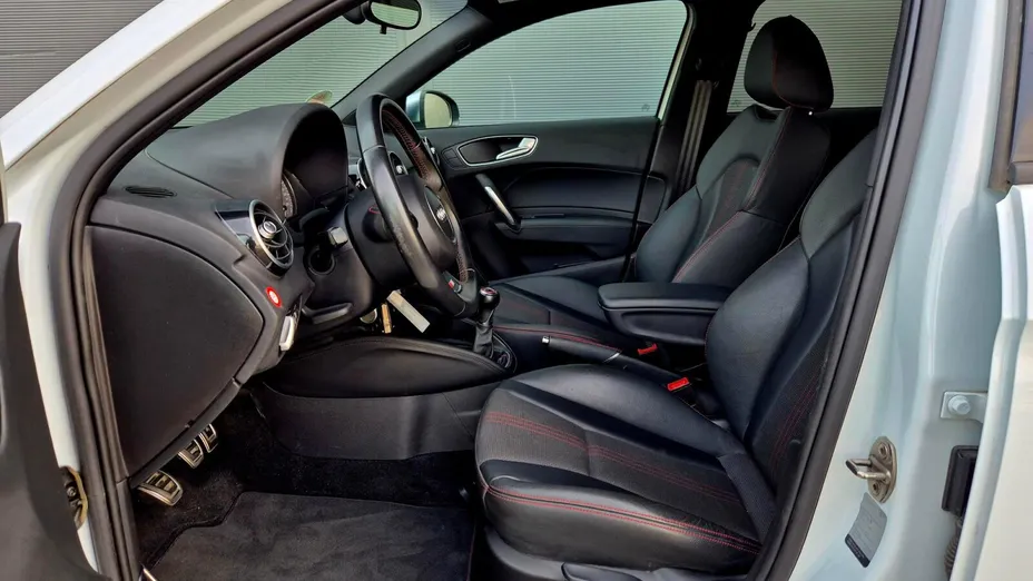 AUDI S1 -