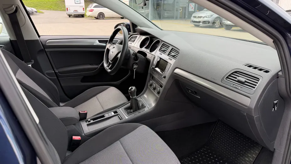 VOLKSWAGEN Golf -