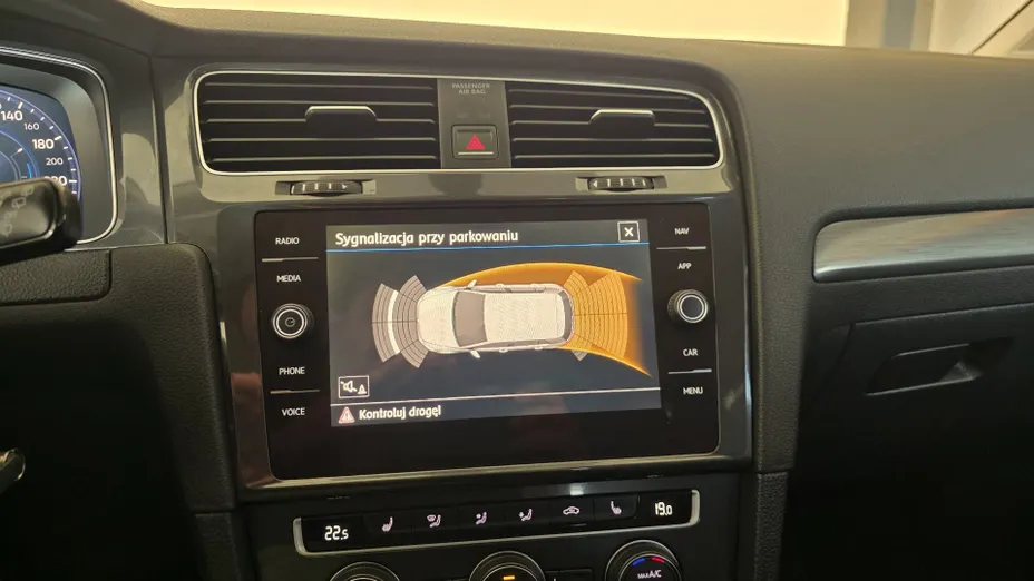 VOLKSWAGEN Golf -