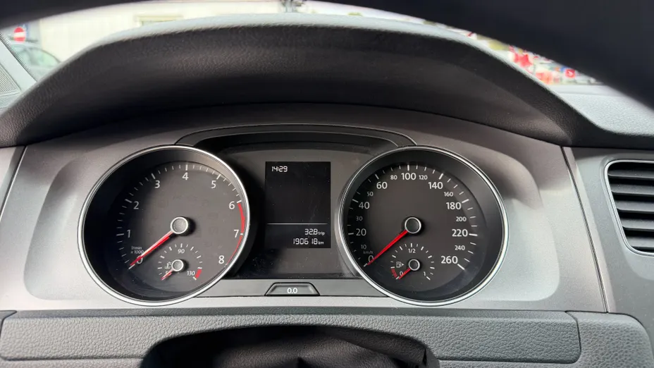 VOLKSWAGEN Golf -