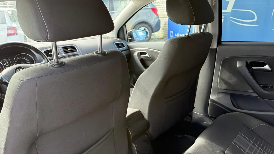 VOLKSWAGEN Polo -