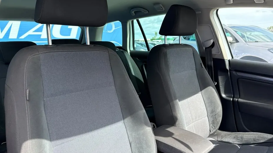 VOLKSWAGEN Golf -