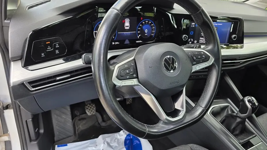 VOLKSWAGEN Golf -
