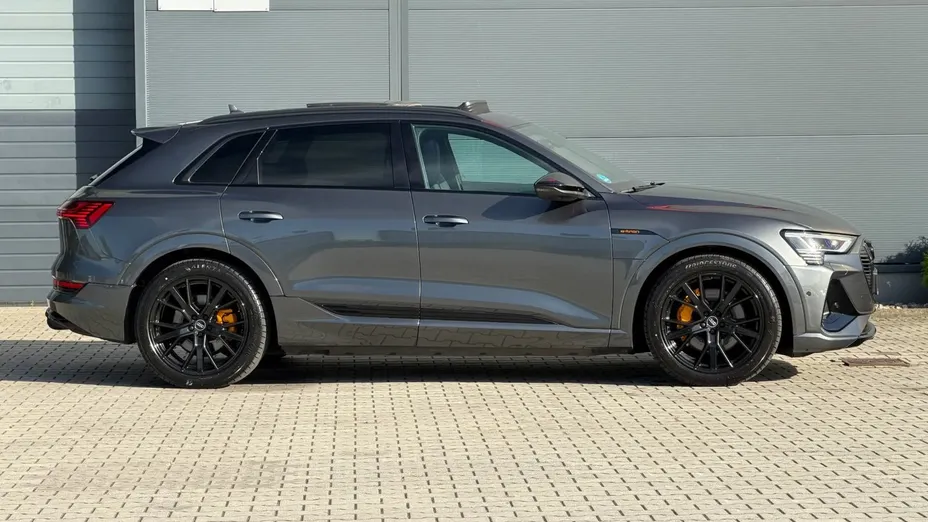AUDI e-tron -