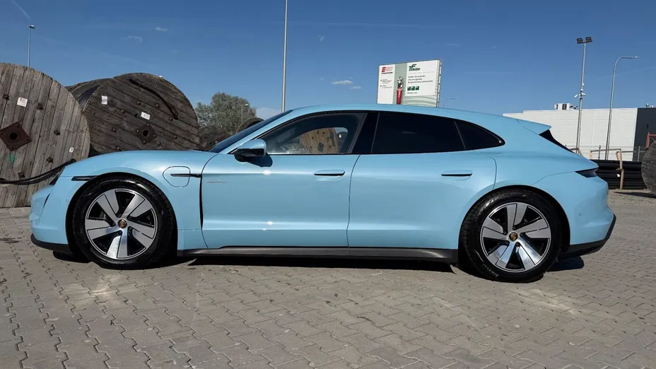 PORSCHE Taycan -