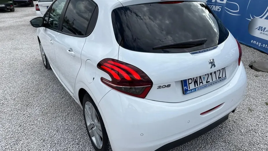 PEUGEOT 208 -