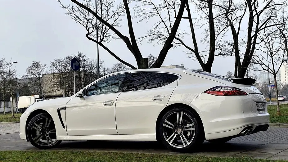PORSCHE Panamera -