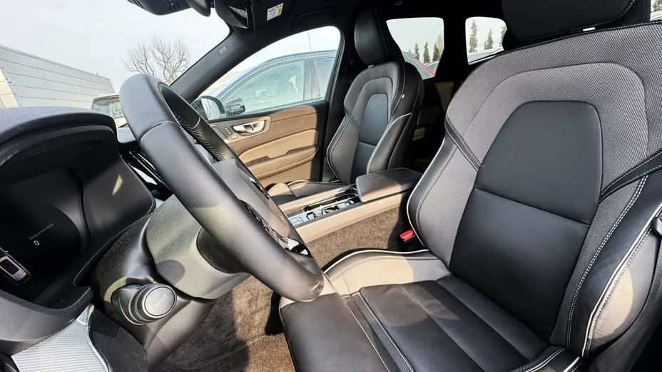 VOLVO XC60 XC60 T6 Plug-In Hybrid AWD Ultra Dark aut